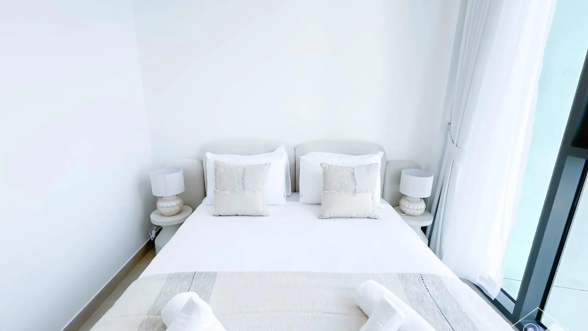 Luxurious 1-Br Apt With Balcony In Azizi Fawad Dubaj Apartmán