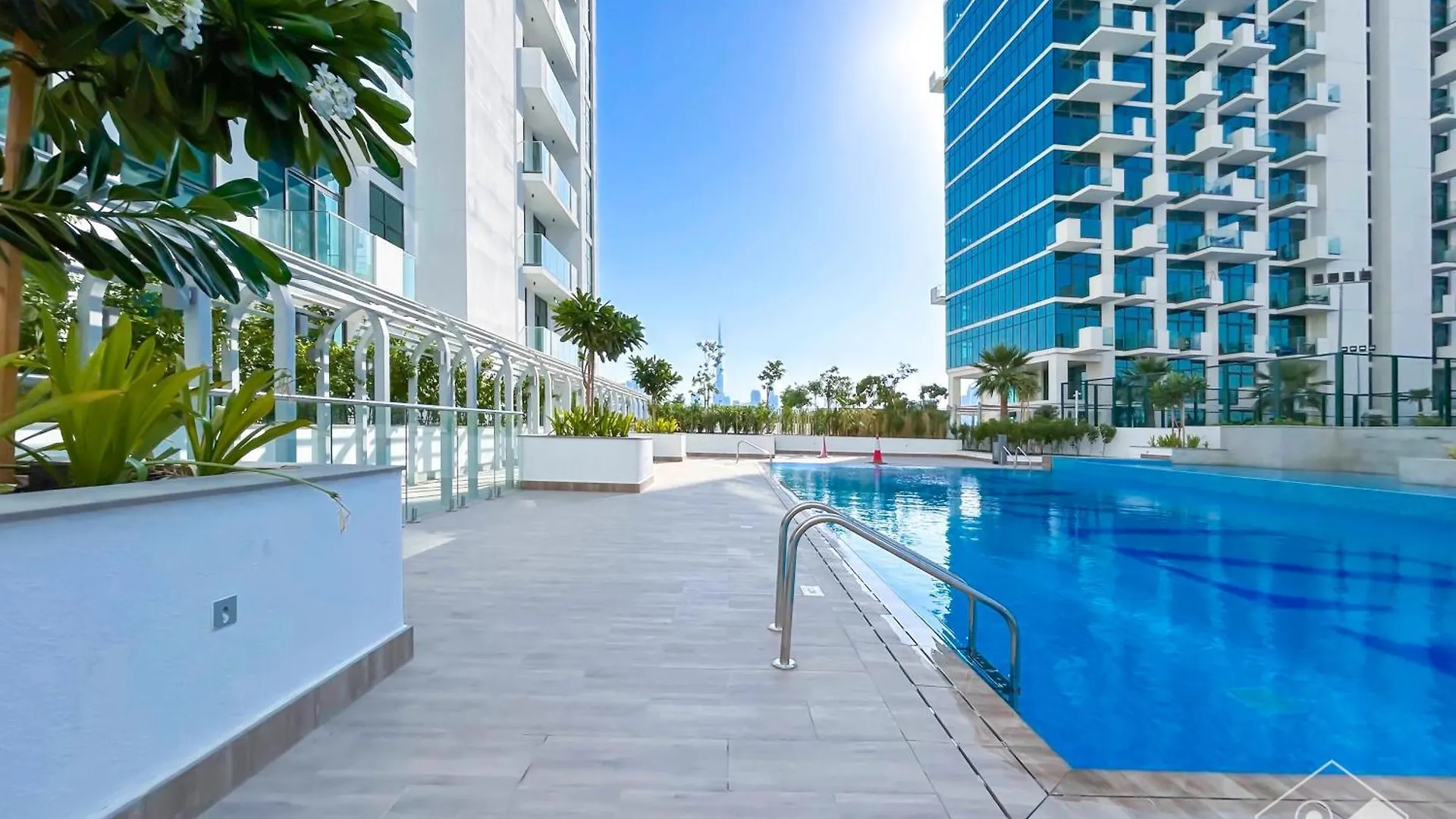 Luxurious 1-Br Apt With Balcony In Azizi Fawad Dubaj Apartmán
