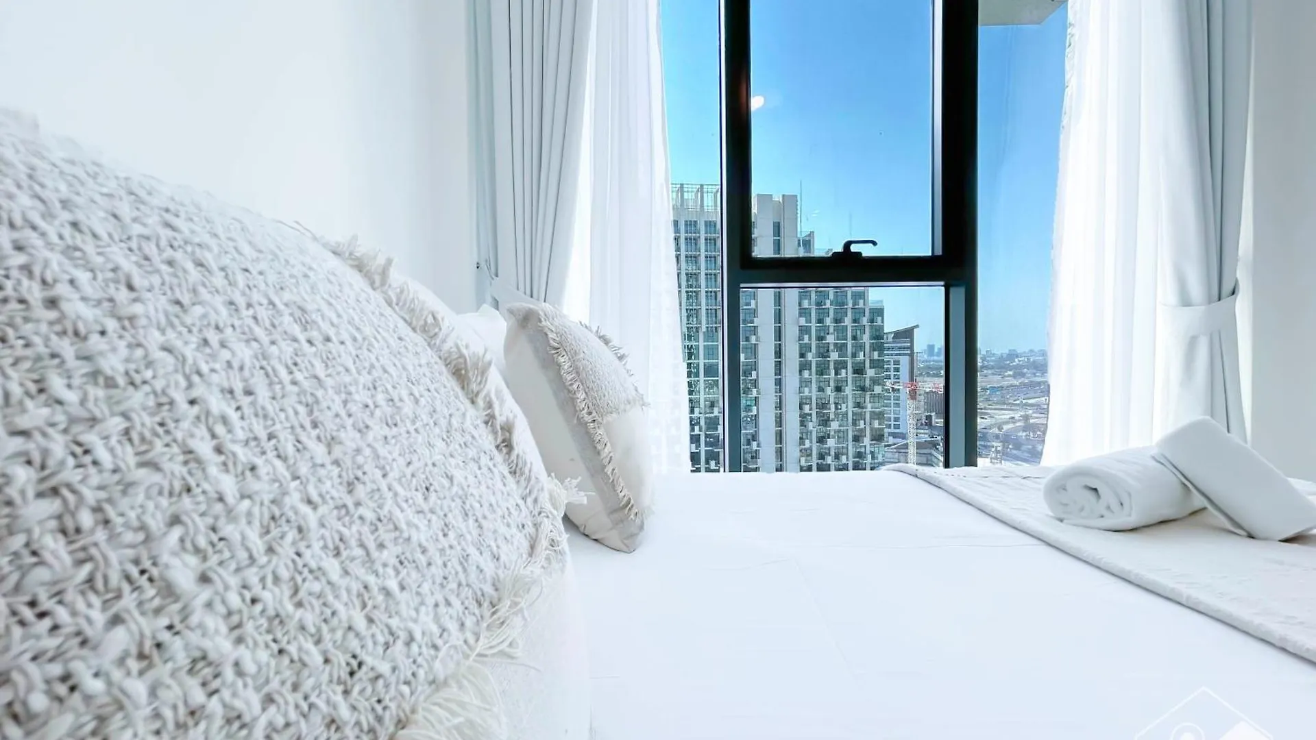 Luxurious 1-Br Apt With Balcony In Azizi Fawad Dubaj