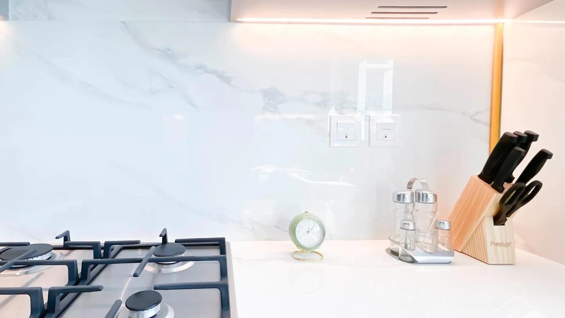 Luxurious 1-Br Apt With Balcony In Azizi Fawad Dubai Apartamento