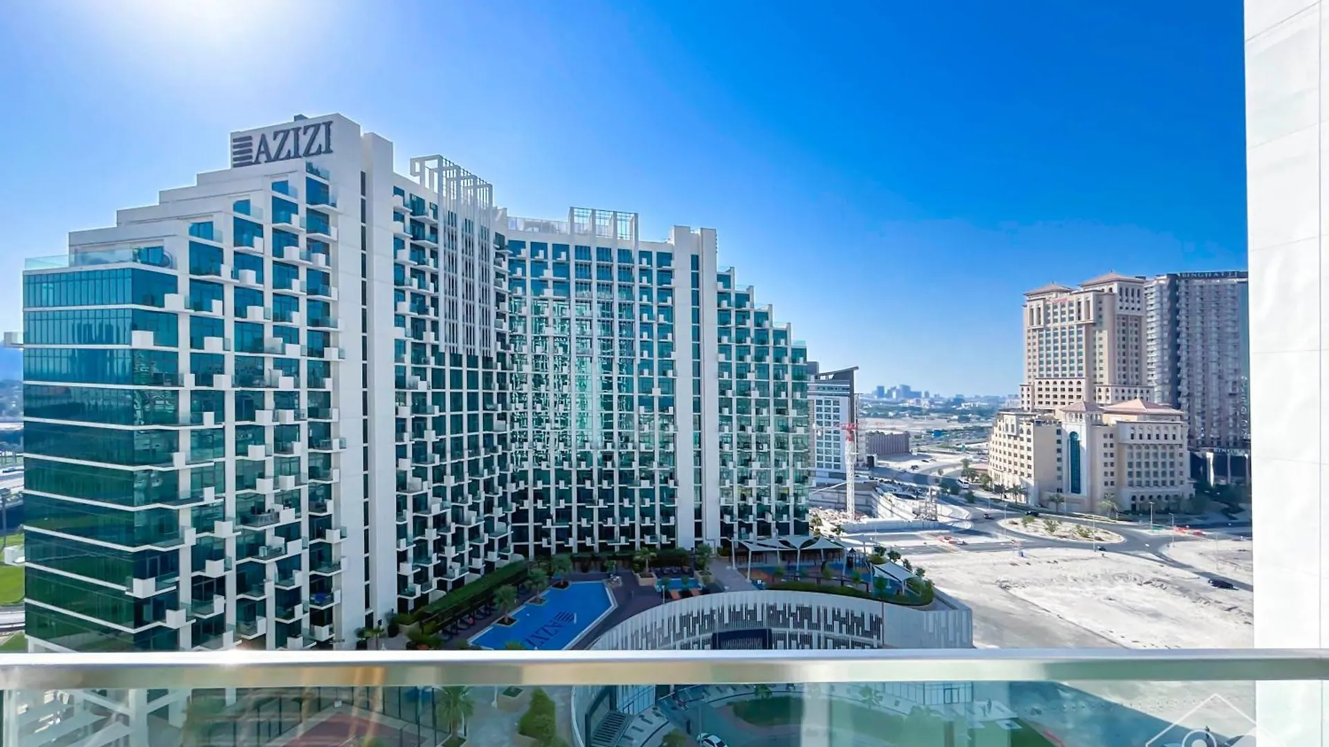 Luxurious 1-Br Apt With Balcony In Azizi Fawad Dubai Apartamento